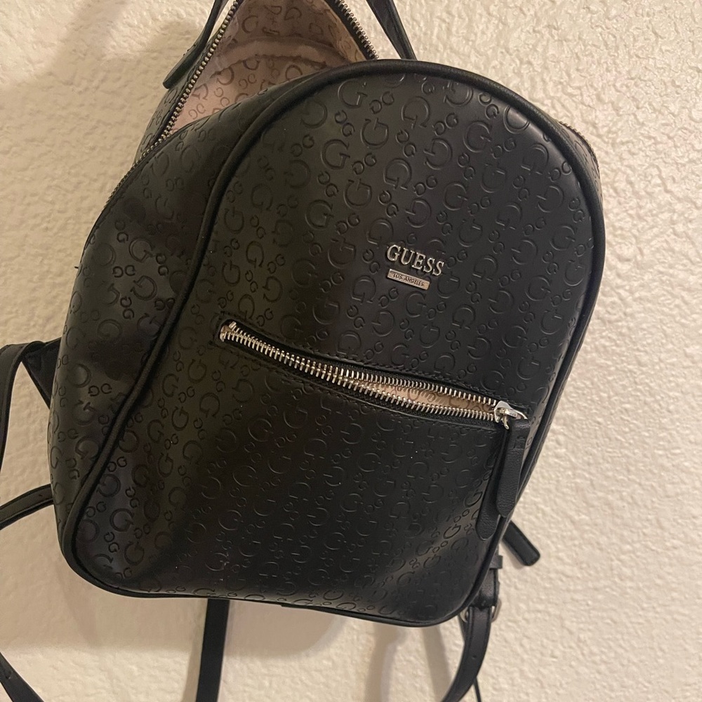 Im selling this guess backpack it has some details that can be seeing inthe pics